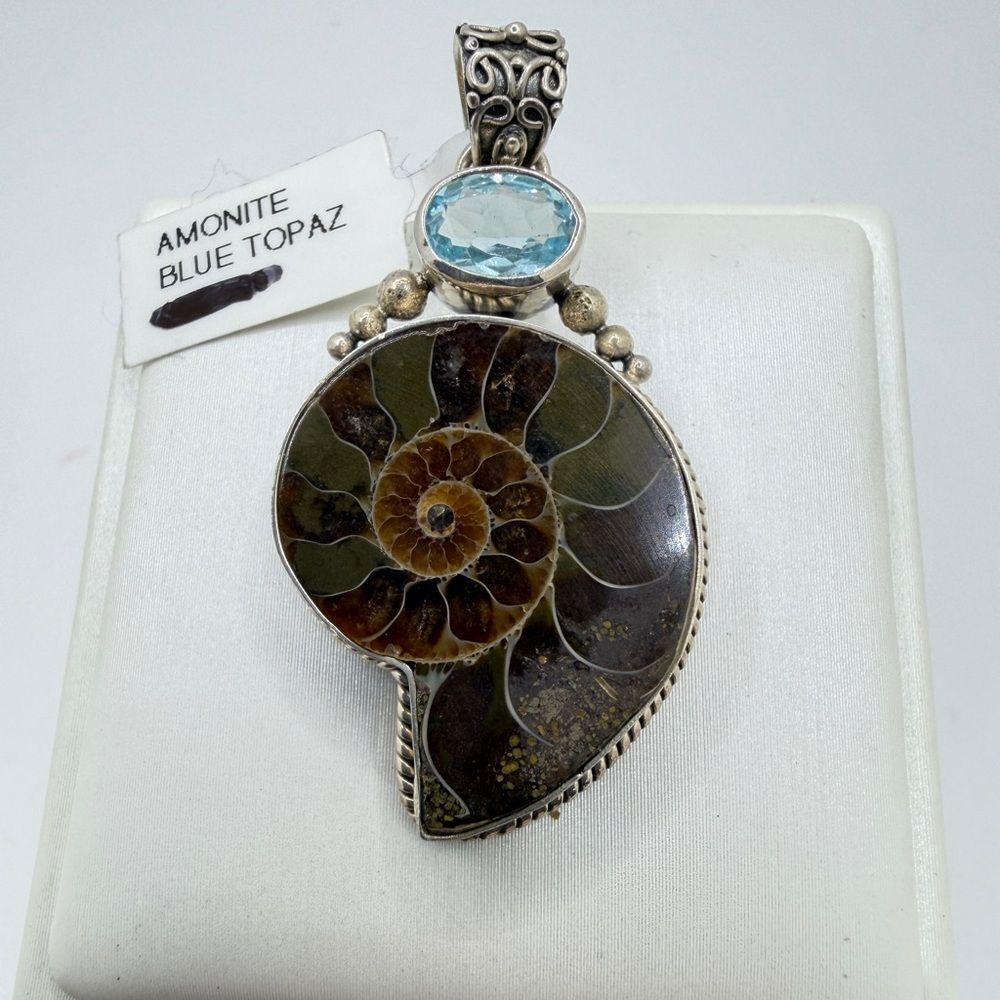 NWT 19x24mm AMMONITE and 8x5mm faceted blue topaz pendant in Bali 925!‎